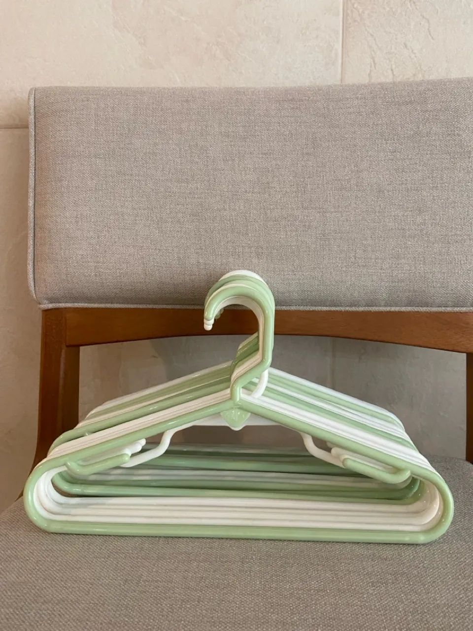 17 Cabides de Roupa Verde e Branco para infantil 