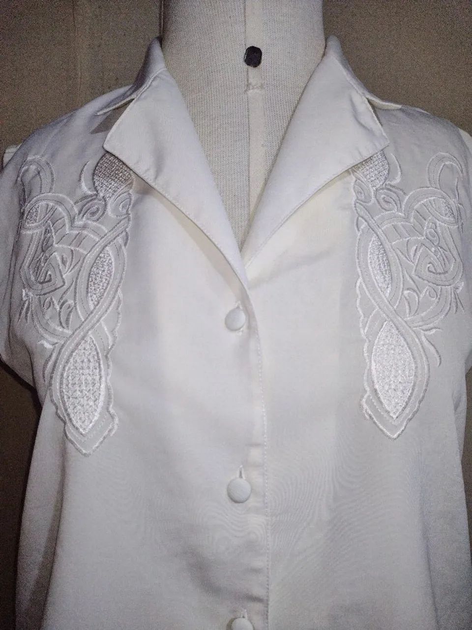 Blusa branca bordada