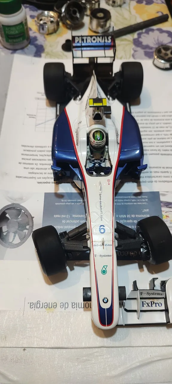 Miniatura Fórmula 1 BMW Sauber F1 1:18 Minichamps detalhe asa dianteira s/caixa s/base