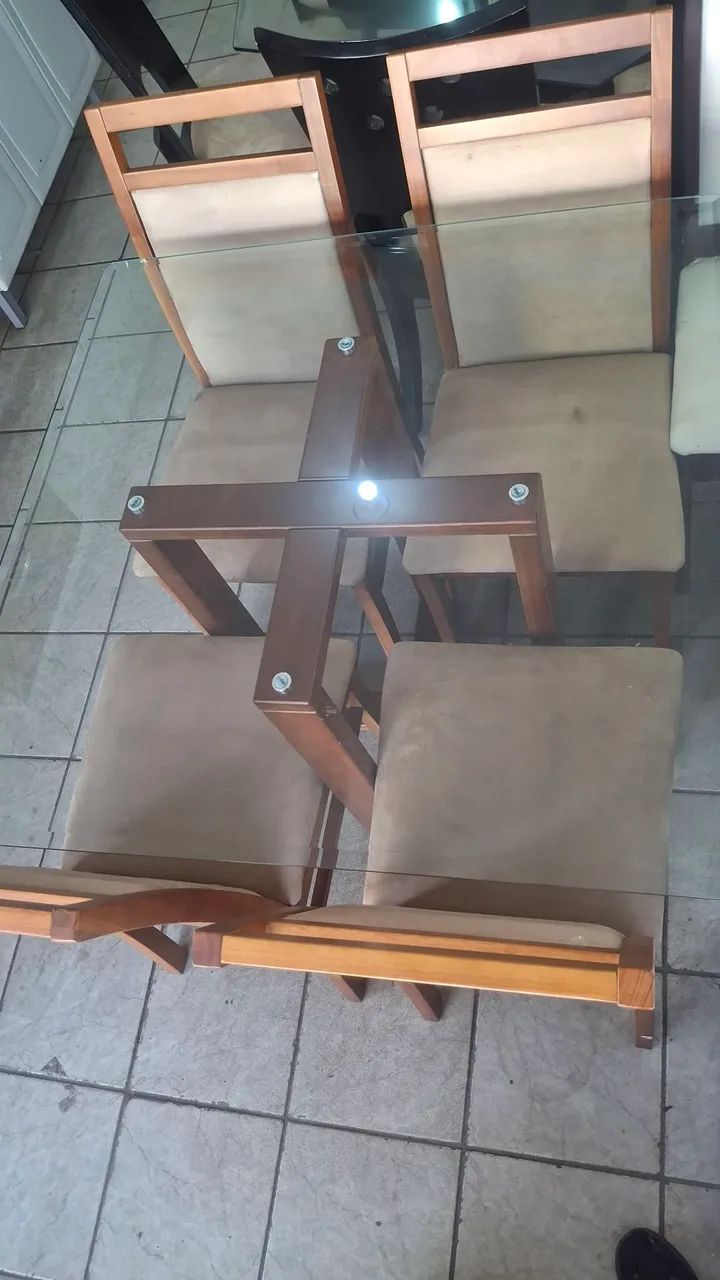 MESA DE MADEIRA COM TAMPO DE VIDRO SEMI-NOVA - Foto 3