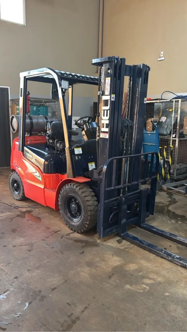 VENDO ou TROCO Empilhadeira HELI 2.5T a Gás, 4700 mm Triplex em Carro ou Moto.