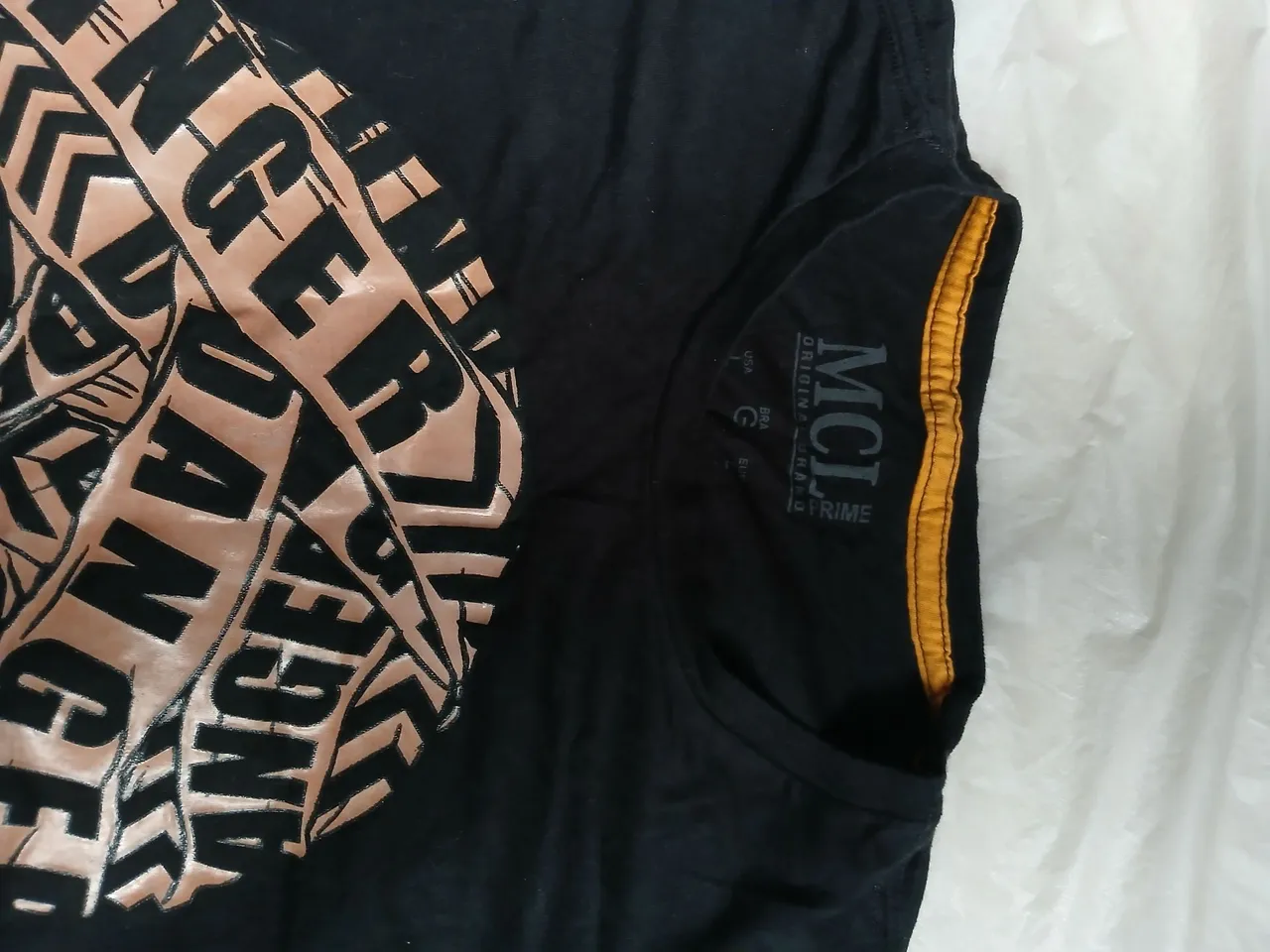 Camiseta preta com estampa diferenciada