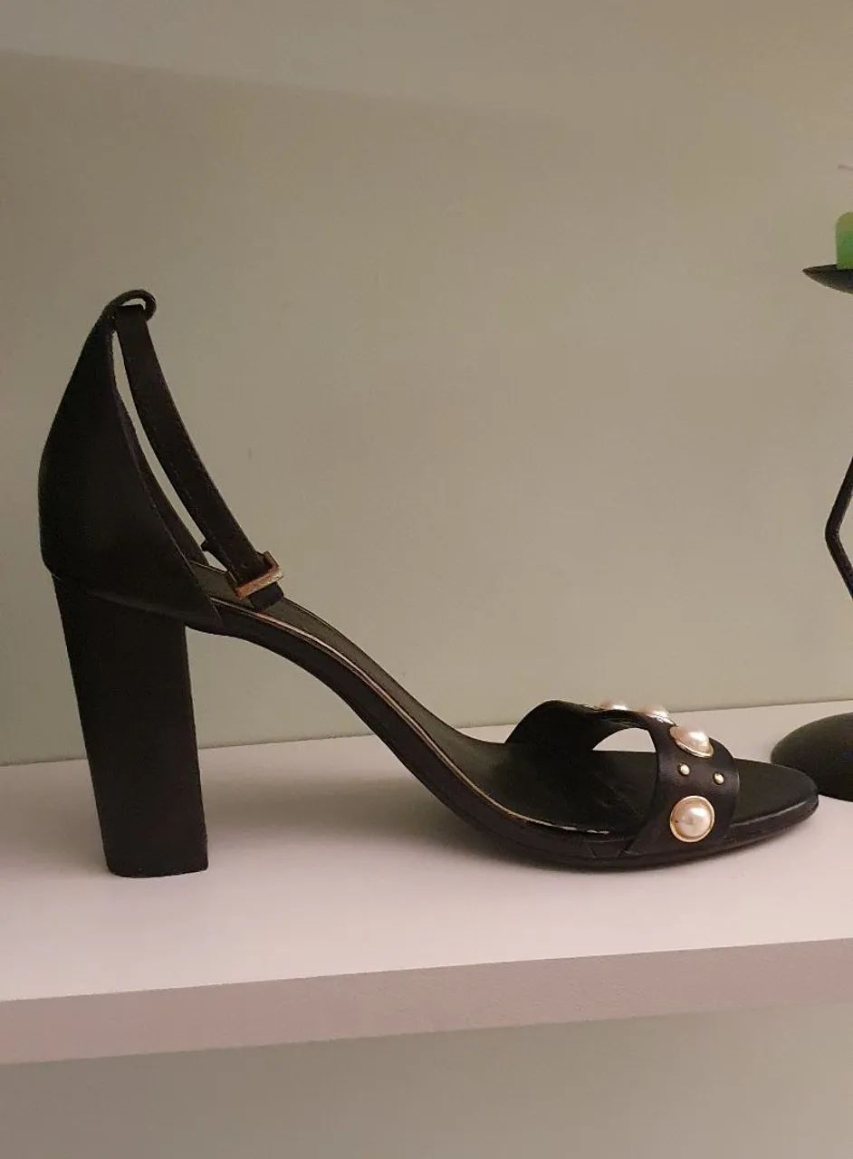 Sandália Feminina Preta com Detalhes em Pérolas - Corello