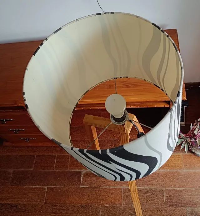 Luminária de Chão Abajur de Madeira com Cúpula - Foto 3