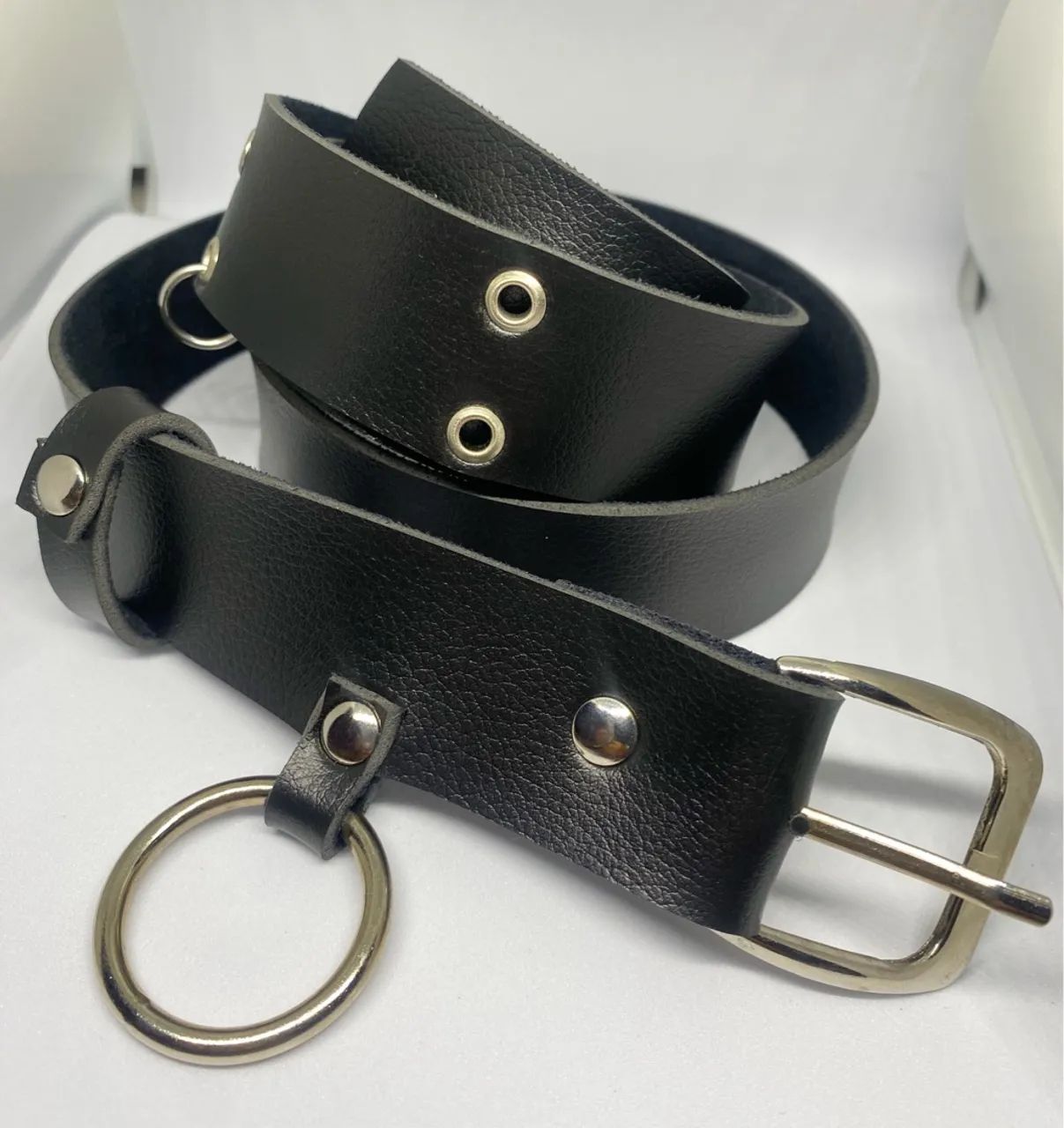 Cinto de couro preto com fivela e argola