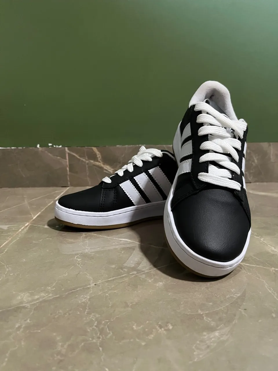 Tênis Preto com Detalhes Brancos
