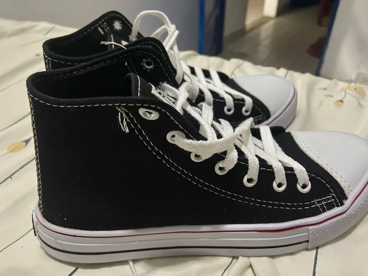 Tênis Cano Alto Preto e Branco