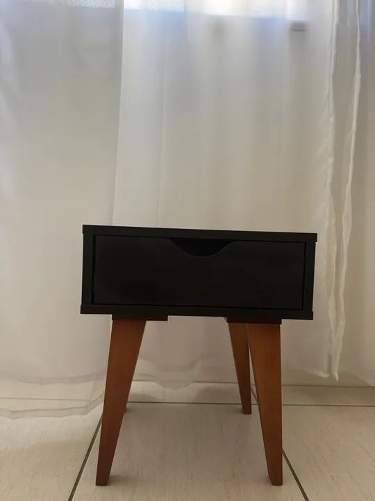 Mesa de Cabeceira Preta com Pés de Madeira Maciça - Foto 2
