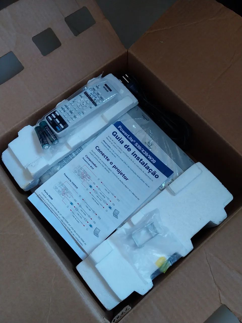 Projetor Epson PowerLite X39 na caixa