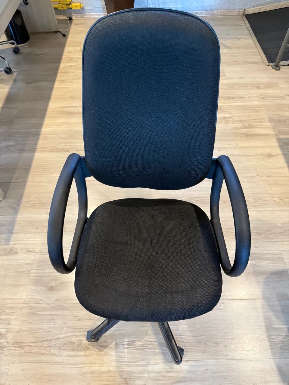 Cadeira executiva com rodas e braços - Foto 2