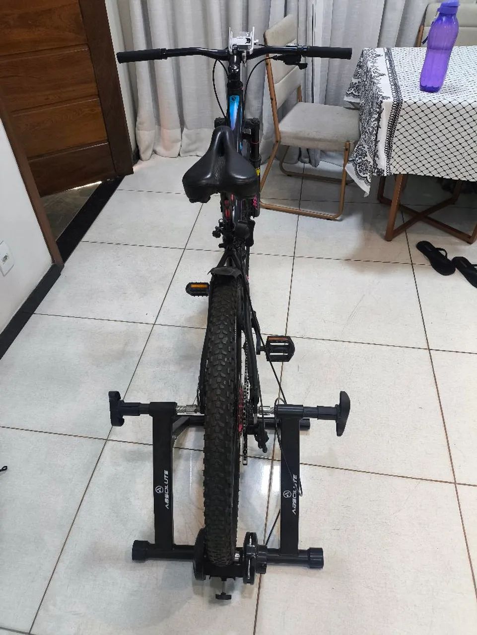Vendo bicicleta aro 29 seminova com acessórios  - Foto 4