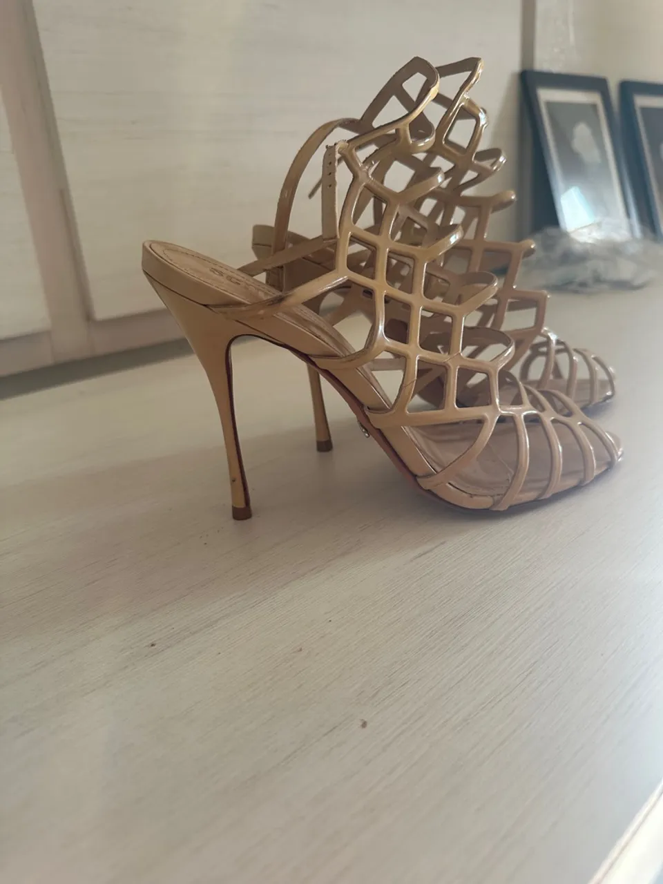 Sandália Cage Aquazzura - Elegância e Sofisticação