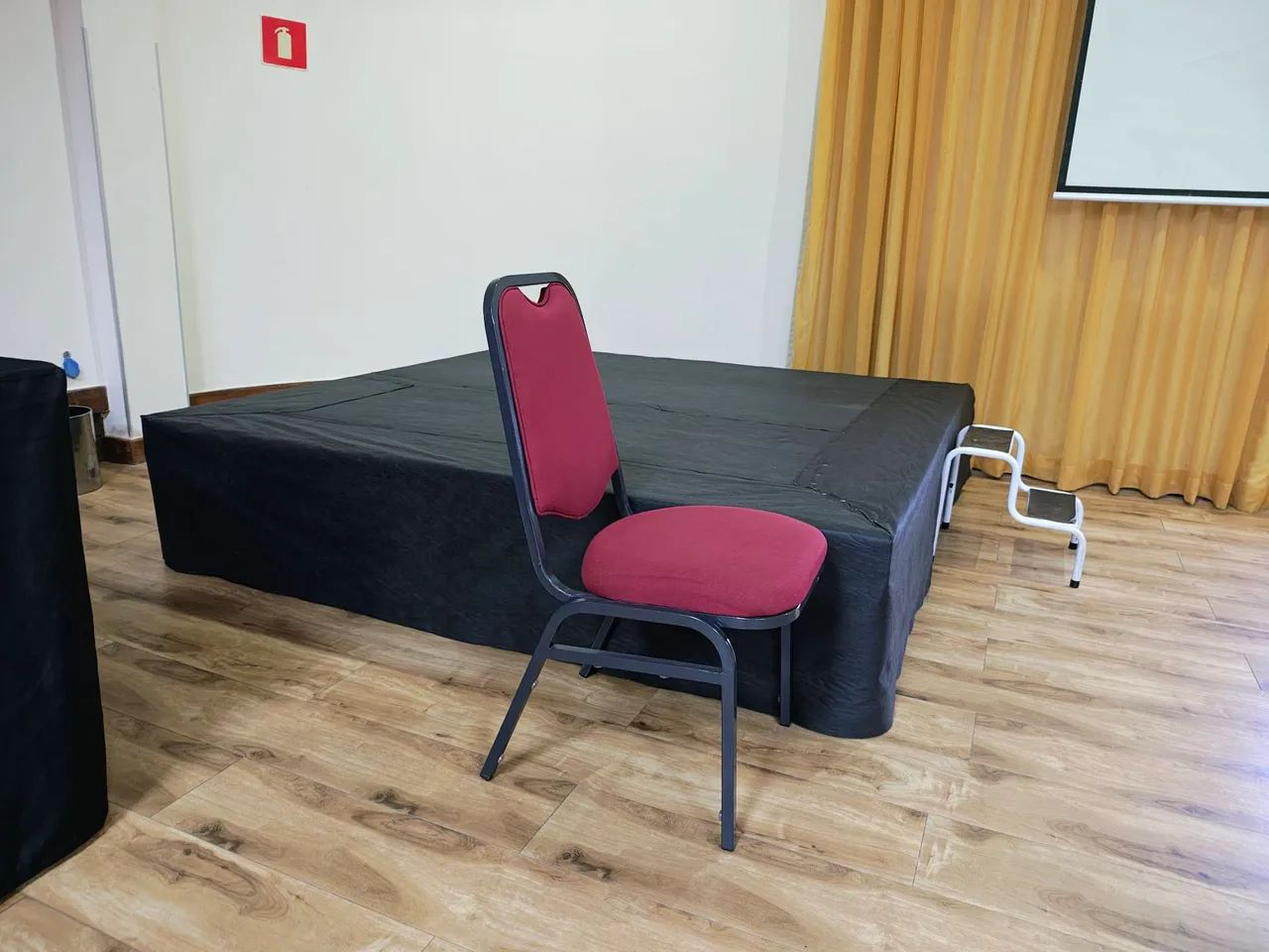 projetor e telão / caixa JBL Encore + microfone karaokê/ telão para jogo / eventos - Foto 6