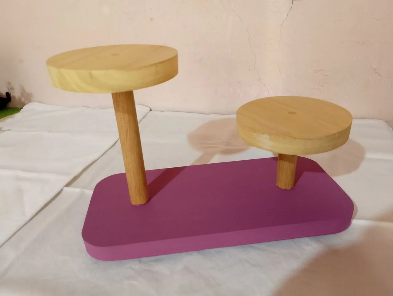 Suporte para vasos de plantas ou flores com pezinhos antiderrapante.