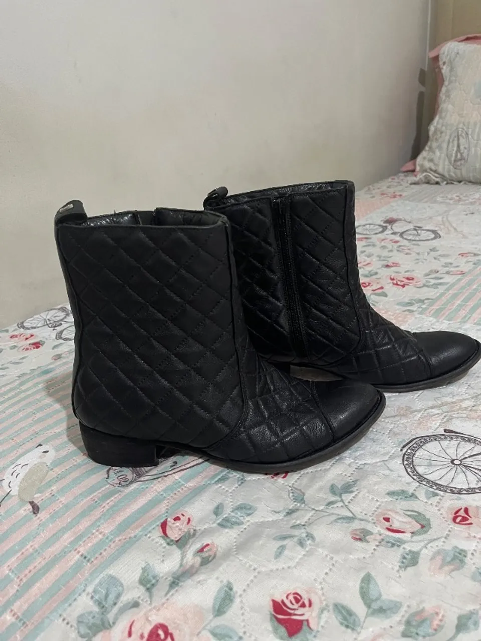 Bota Salto baixo da Santa Lolla