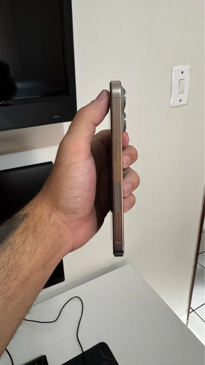 iPhone 15 Pro - Natural Titanium - Foto 2