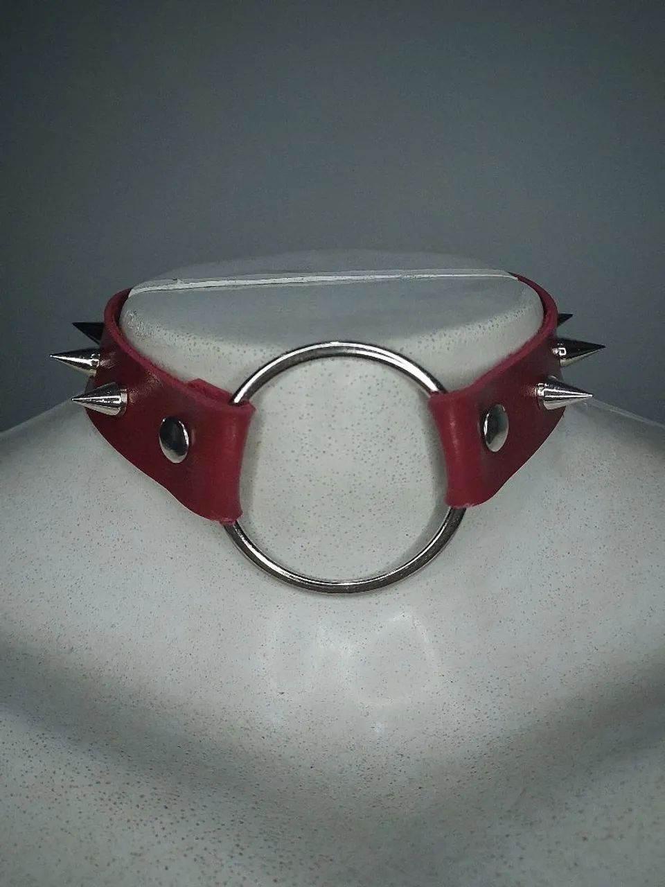 Choker de Couro sintético vermelho Argolas e spikes