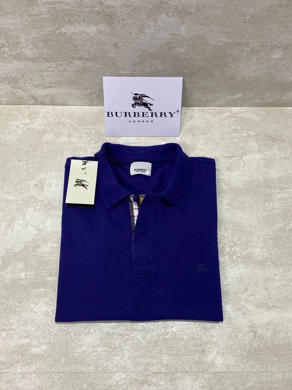 Camisa Polo Burberry London - Logomarca Monocromática  - Foto 2