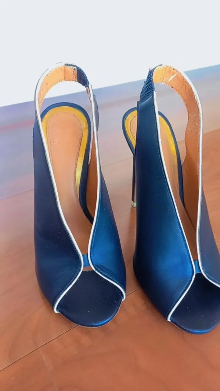 Sandália Slingback preta com Detalhes Brancos
