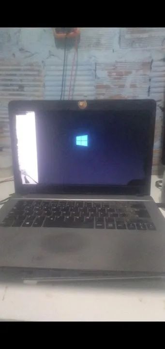 Notebook login funcionando porém com tela quebrada 