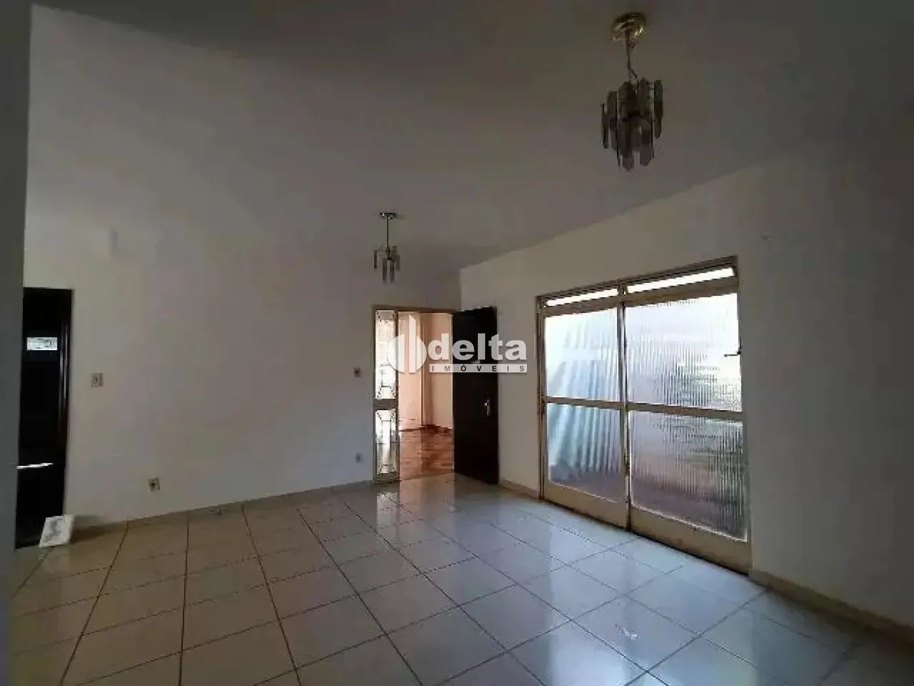 Casa residencial disponível para Locação no bairro Umuarama em Uberlândia-MG.