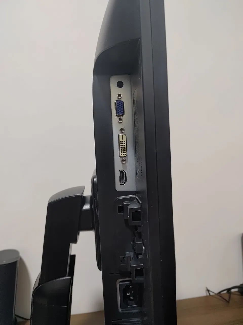 Monitor 22 Polegadas LED, FULLHD com HDMI e base giratória ( funcionando perfeitamente ) - Foto 5