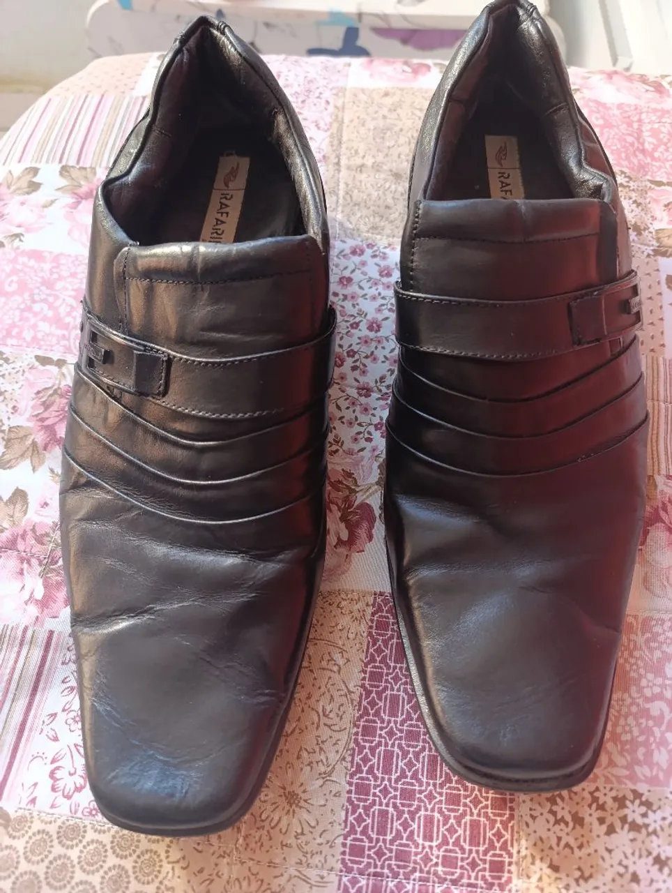Sapatos Rafari em Couro Preto - Elegância e Conforto
