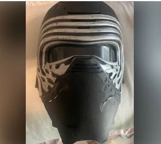 Máscara Kylo Ren com modulador de voz 