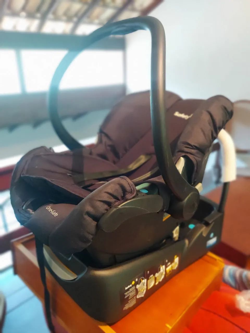 Vendo Carrinho de bebê Safety com bebê conforto.