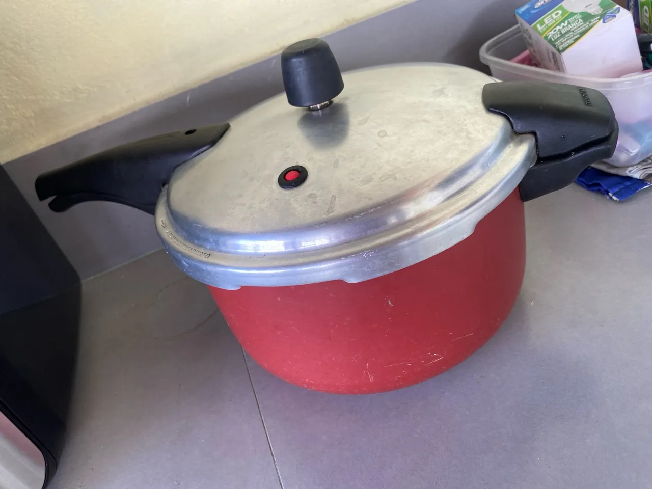 Panela de pressão vermelha