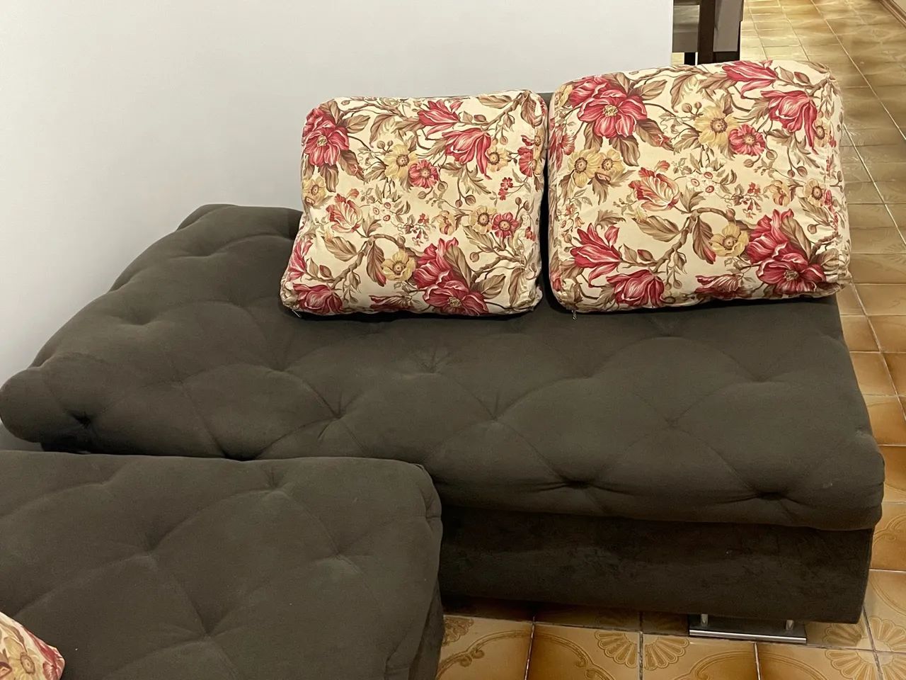 Sofá tecido suede em L, ele não está na posição correta, pois não cabe na sala - Foto 3