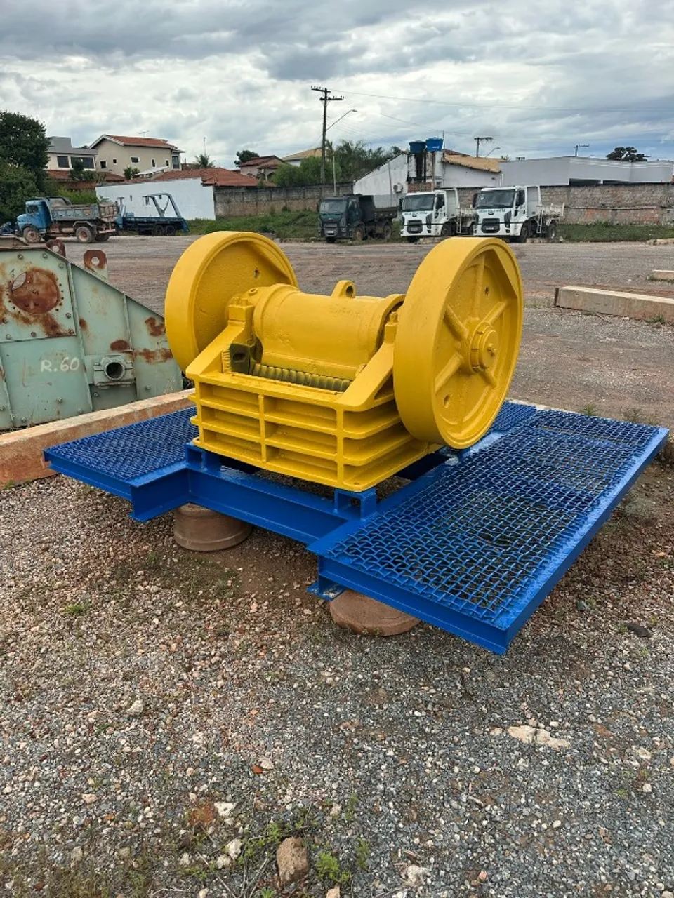 BRITADOR DE MANDIBULAS 80X13 MARCA FAÇO COM BASE E MOTOR REFORMADO COM MOTOR E BASE