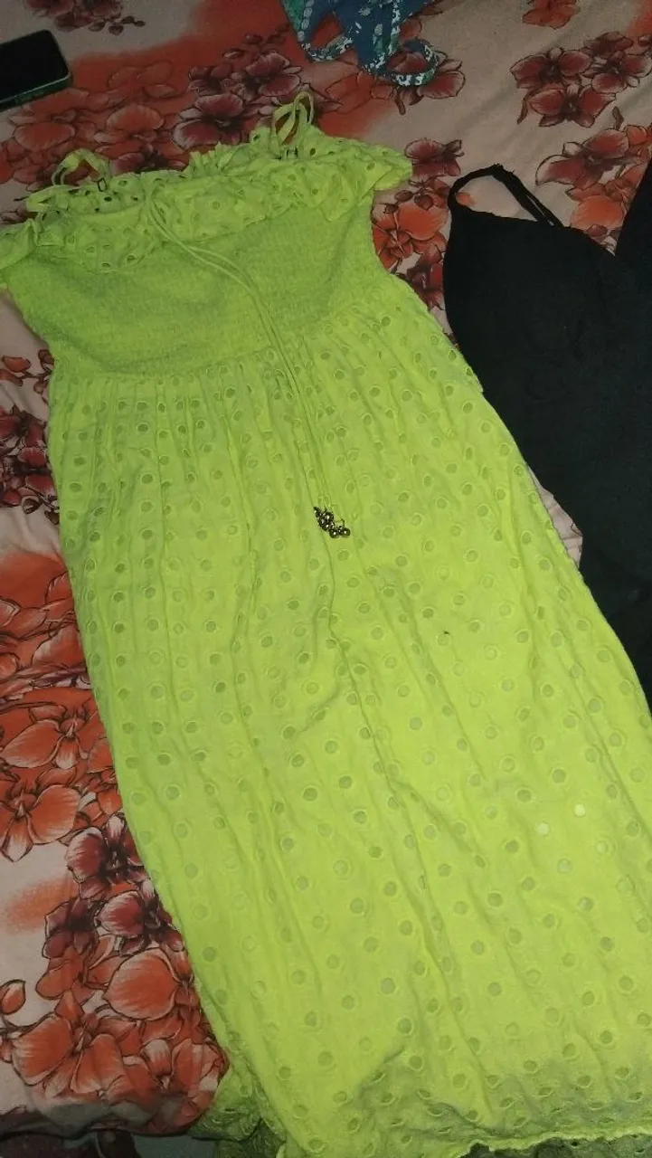 vestido longo da Renner todo bordado.
