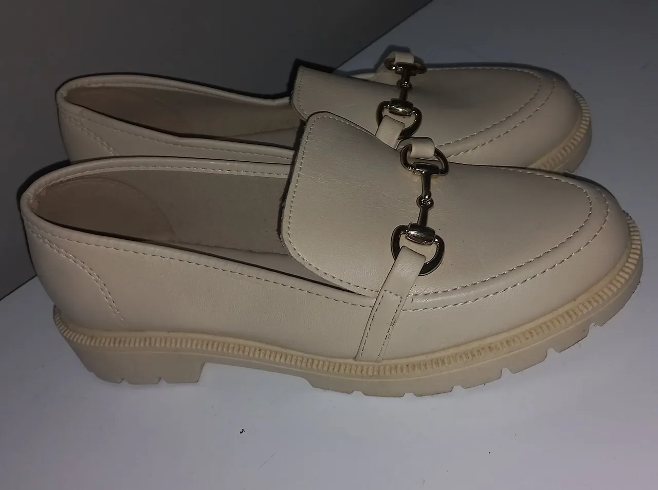 Mocassim Bege com Detalhe em Metal