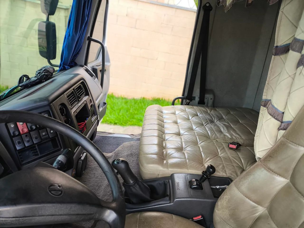 VENDO OU TROCO POR IMOVEL VOLVO VM 260 2011 PLATAFOR GUINCHO BITRUCK - Foto 12
