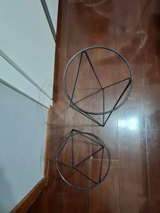 Dupla de suportes para vaso de plantas de ferro em formato geométrico - Foto 4