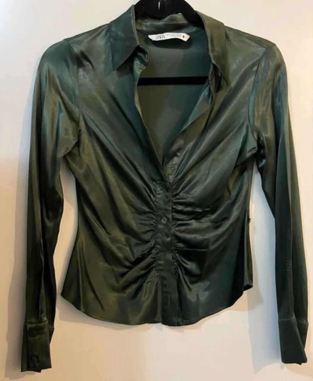 Camisa de seda verde musgo | Zara