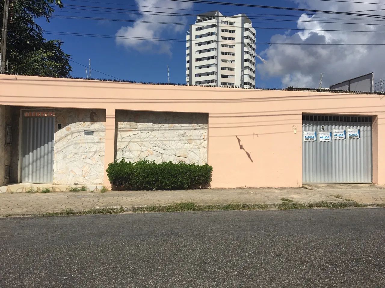 Casa para venda. Com 250 metros quadrados e 3 quartos em Farol - Maceió - AL.