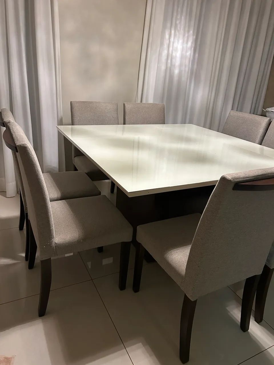 Mesa quadrada 130cm com 8 cadeira estofadas  - Foto 2
