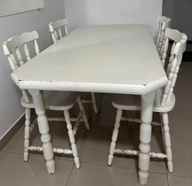 Mesa de Madeira Branca com 4 cadeiras
