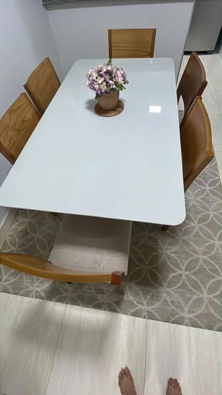 Mesa de jantar e cadeiras