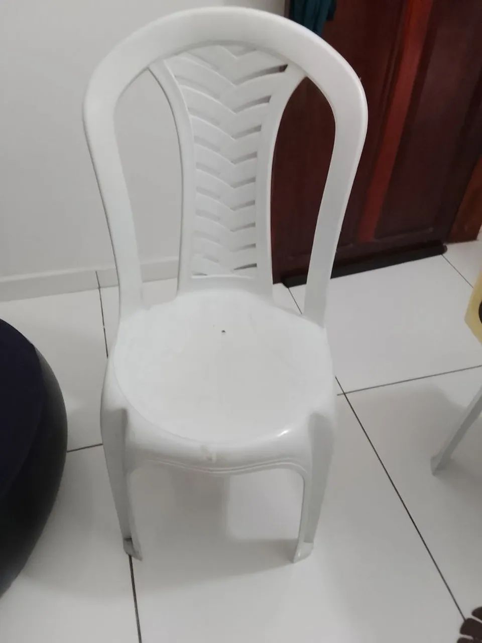 Cadeira de plástico branca  - Foto 3