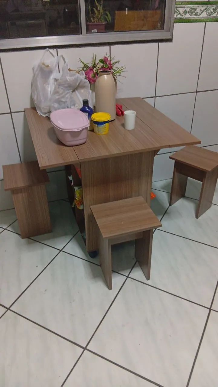 Mesa com 4 bancos