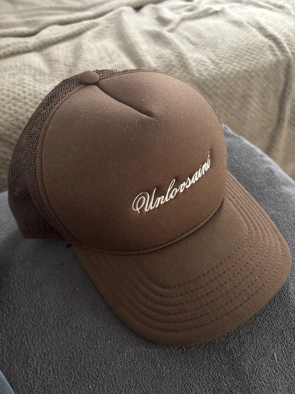 Boné trucker Unlovsaint