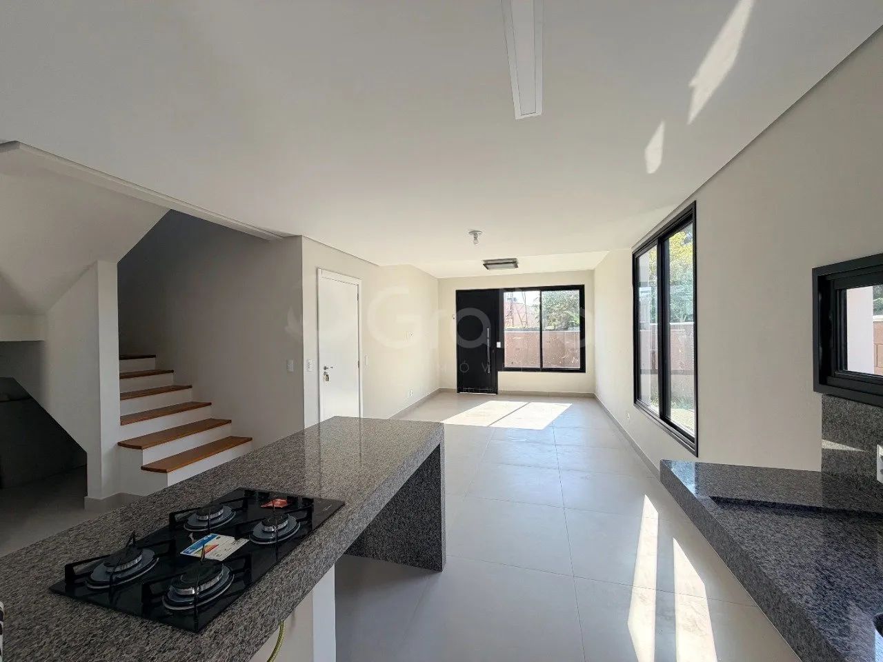 Casa geminada nova, de ponta , no Carianos de 2 andares, living integrado e 3 dorm com suí