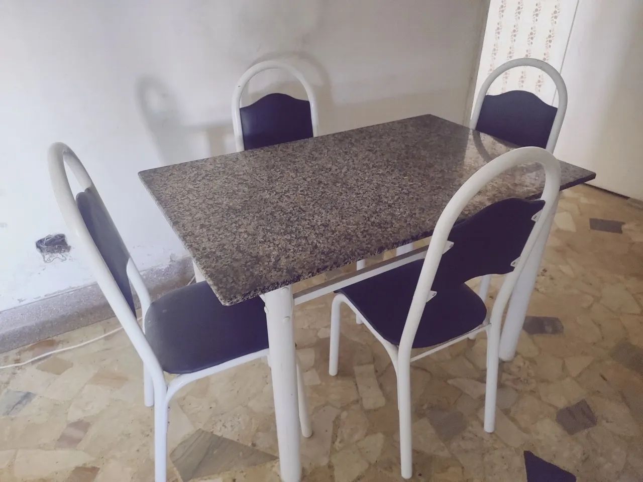 Mesa de granito com 4 cadeiras  - Foto 2