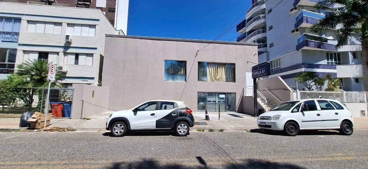 Casa Comercial com 5 vagas para Alugar no bairro Coqueiros, em Florianópolis/SC.