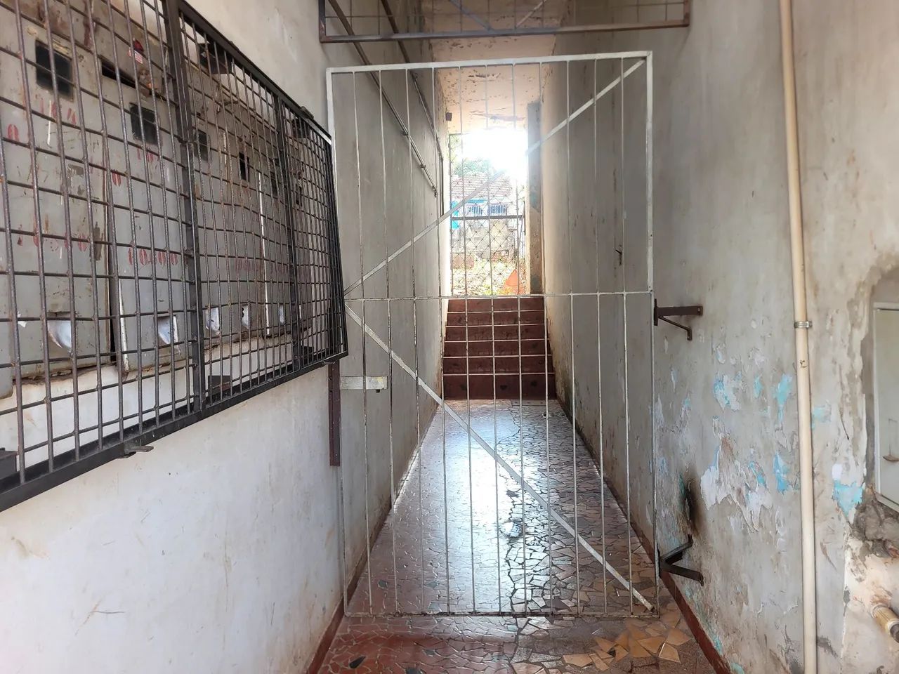 Alugo apartamento, com ótima localização na região central - Foto 2