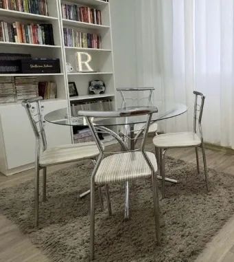 Mesa de Jantar redonda com tampo de vidro e 4 cadeiras - Foto 2