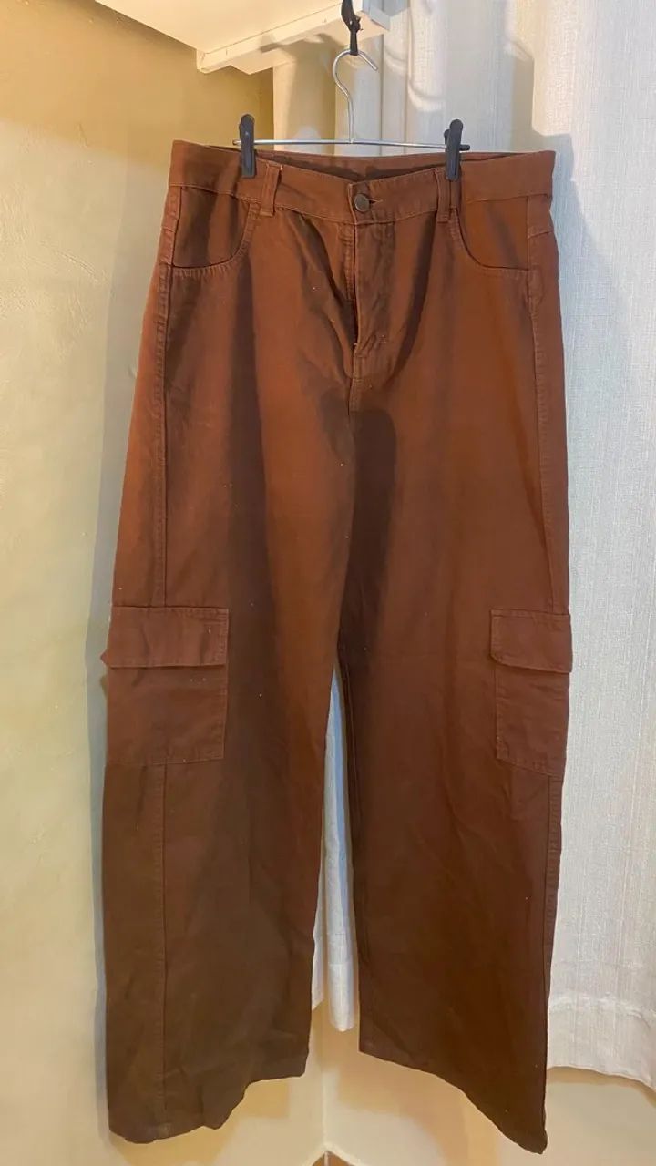 Calça jeans cargo tamanho 46 com bolsos na lateral 